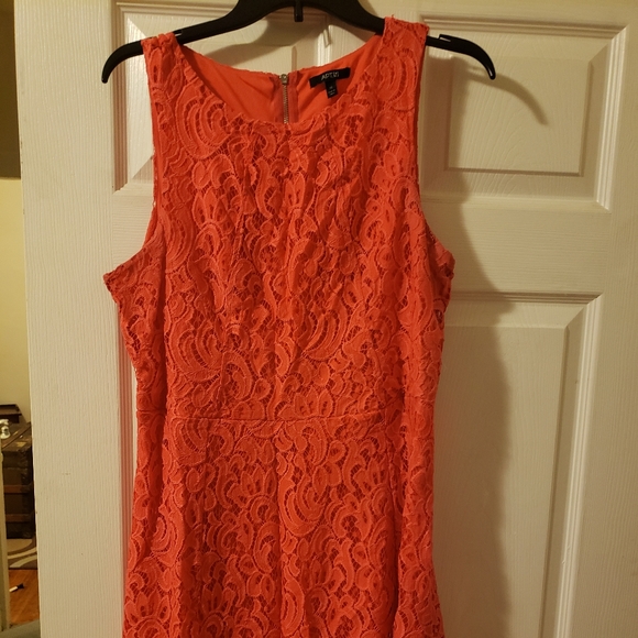 Dress's - Picture 2 of 3